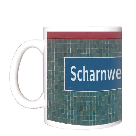 U-Bahnhof Scharnweberstraße Kaffeetasse - weiße Schrift auf dunkelblauem Schild, vor Mosaikwand in verschiedenen Blautönen, unter einem roten Streifen
