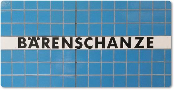 U-Bahn-Magnet Nuernberg Baerenschanze der Linie U1 in der originalgetreuen Stations-Gestaltung - royalblaue quadratische Fliesen mit schwarzer Schrift auf weissem Streifen
