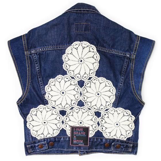 goldmarie Jeansweste LOVE PEACE MOIN - NR 39 - Häckel-Applikation - Recycelt aus einer Jeansjacke - denim blau