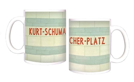 U-Bahnhof Kurt-Schumacher-Platz Kaffeetasse - rote Schrift auf weißen Kacheln mit hellblauen Querstreifen