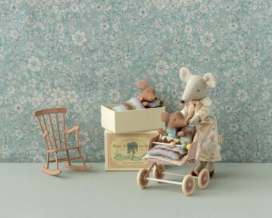 Maileg Sleepy Wakey Baby Maus in Streichholzschachtel Rose