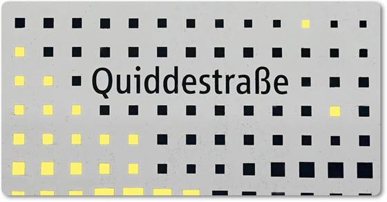U-Bahnhof Quiddestraße Kühlschrankmagnet - neues Gestaltung seit 2022 - schwarze Schrift auf grauem Grund mit gelb Schwarzen Punkten in unterschiedlicher Größe