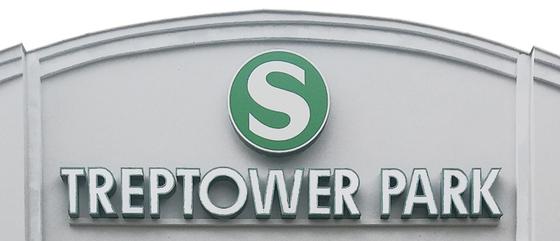 S-Bahnhof Treptower Park - weiße Lettern unter grünem S-Bahn Schild vor grauem Eingangsbogen