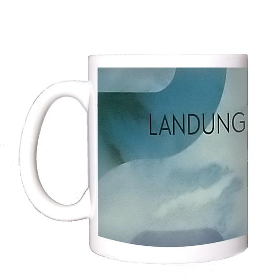 S-Bahnhof Landungsbrücken Kaffeetasse - schwarze Schrift auf blassblauem Hintergrund mit roten und blauen Schlangenlinien