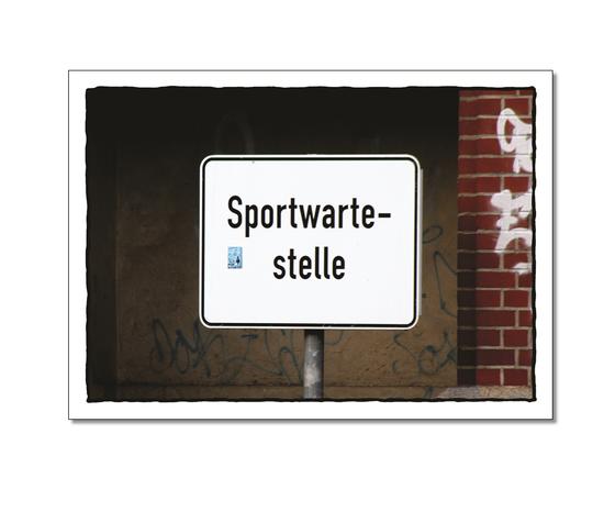 Klassische Postkarte - Uebernaechste Woche Mittwoch ist auch noch ein Tag. Foto eines Schildes mit der Aufschrift: Sportwartestelle.