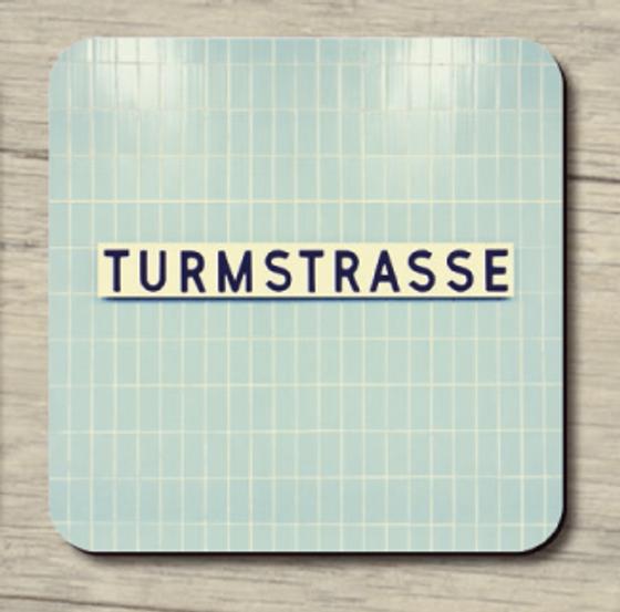 U-Bahnhof Turmstrasse - schwarze Schrift auf weißem Schild im Hintergrund hellblaue Fliesen