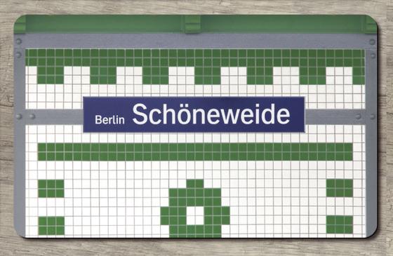 S-Bahnhof Schöneweide Berlin - weiße Schrift auf blauem hintergrund auf weißen Kacheln mit grünem Muster