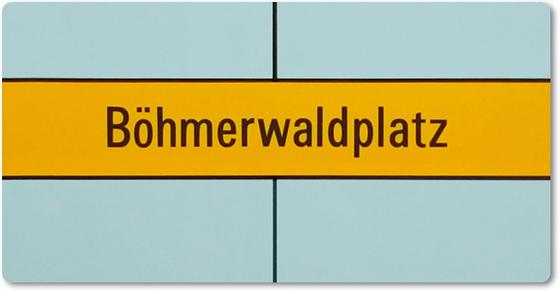 U-Bahn-Kühlschrankmagnet München Böhmerwaldplatz der Linie U4 in der originalgetreuen Stations-Gestaltung - schwarze Schrift auf gelbem Streifen, bläulicher Hintergrund