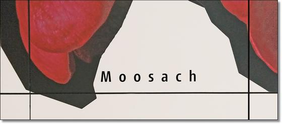 U-Bahn Tasse Moosach - schwarze Schrift auf weißem Hintergrund mit rot-schwarzen, abstrakten Steinformen