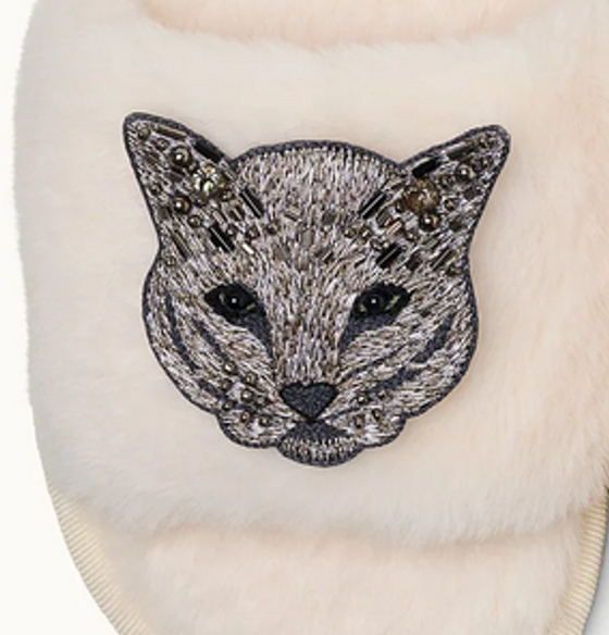 By Vivi. Brosche KATZE - für Slipper, Kleidung, Taschen und mehr - grau