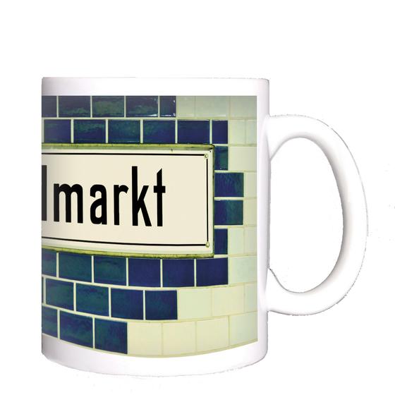 U-Bahnhof Spittelmarkt Kaffeetasse - weißes Schild mit schwarzer Schrift auf rautenförmigem, dunkelblauem Fliesenhintergrund, umrandet von weißen Fliesen
