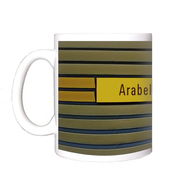 U-Bahnhof Arabellapark Kaffeetasse - schwarze Schrift auf gelbem Streifen, auf blau-braunen Lamellen