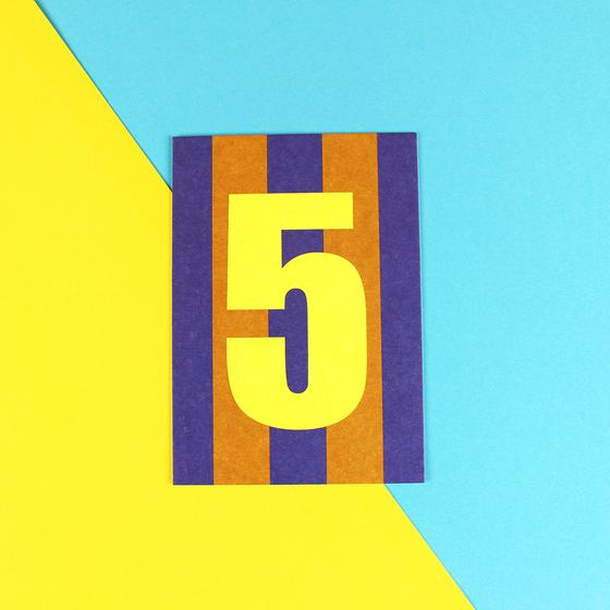 ava&yves Postkarte - Zahl 5 Dunkelbraun Blau