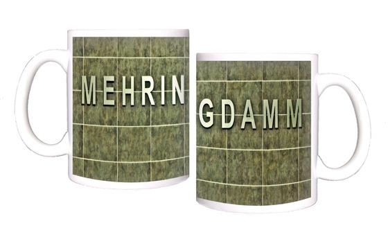 U-Bahnhof Mehringdamm Kaffeetasse - silberne Lettern auf grün-grauer Fliesenwand mit Steinoptik