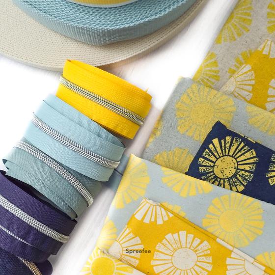 By the Seaside II von Cotton + Steel mit Grumpy Whales und Sonnen-Canvas, Design von Loes van Oosten.