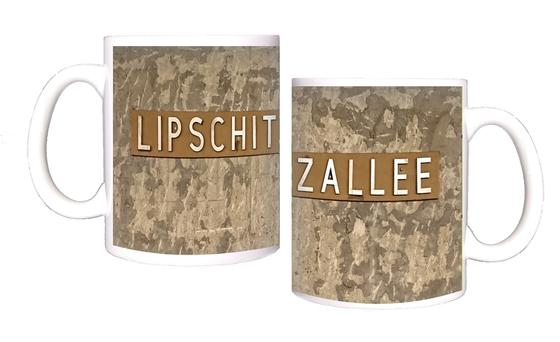 U-Bahnhof Lipschitzallee Kaffeetasse - weiße Schrift auf bronzefarbenem Schild, vor beige-braun geflecktem Hintergrund