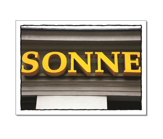 Klassische Postkarte - Abbildung eines grossen Schildes von dem Wort: Sonne. 