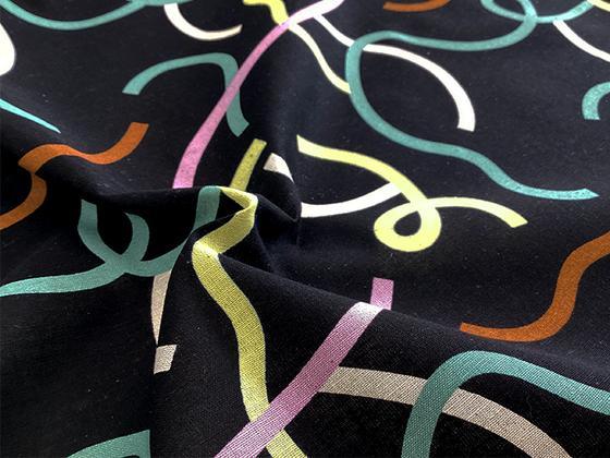 Japanischer Baumwoll-Leinen-Canvas mit dynamischem Linienmuster in modernen Farben. Ideal für Taschen, Accessoires und grafische Nähprojekte.