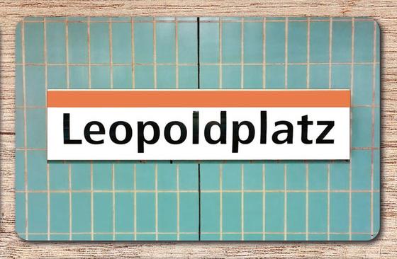 U-Bahnhof Leopoldplatz Frühstücksbrettchen - weißes Schild mit schwarzer Schrift auf himmelblauem Fliesenhintergrund