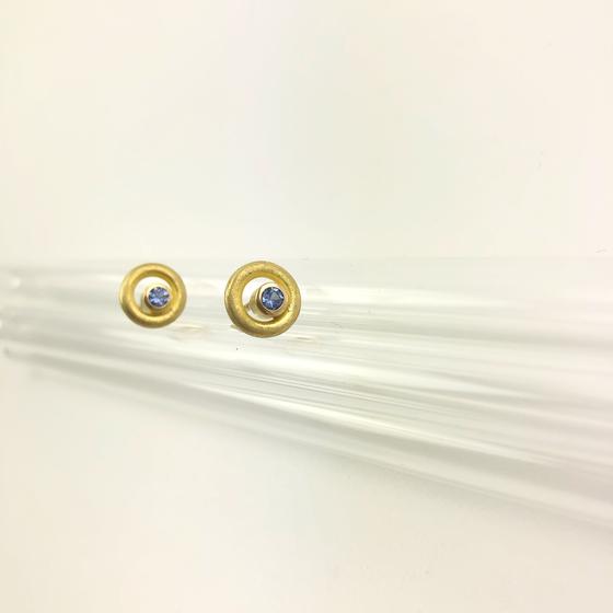 Ohrstecker-gold-handarbeit-Safir