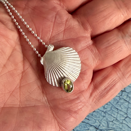 Anhaenger_Muschel_Peridot_silber