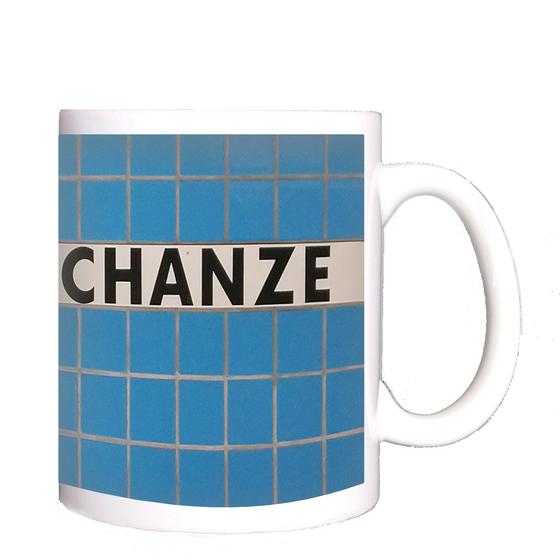 U-Bahn-Tasse Nuernberg Baerenschanze der Linie U1 in der originalgetreuen Stations-Gestaltung - royalblaue quadratische Fliesen mit schwarzer Schrift auf weissem Streifen