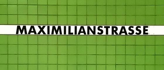 U-Bahn-Tasse Nuernberg Maximilianstraße der Linie U1 in der originalgetreuen Stations-Gestaltung - laubgruene quadratische Fliesen mit schwarzer Schrift auf weissem Streifen