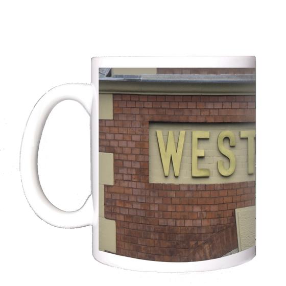 S-Bahn-Tasse Berlin Westend Ringbahn-Linie S41 S42 in der originalgetreuen Stations-Gestaltung mit kaminroten Ziegeln und beigem, eingelassenen Schild mit erhabenen beige-goldenen Buchstaben