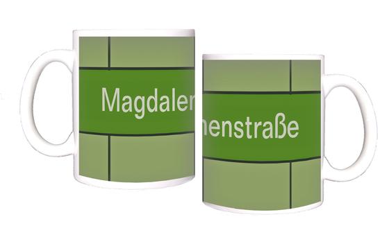 U-Bahnhof Magdalenenstraße Kaffeetasse - weiße Schrift auf grasgrünem Streifen vor waldgrünem Hintergrund, mit schwarzen Fugen