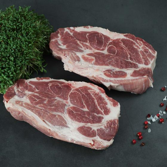 Nackensteak vom Offenstallschwein, roh