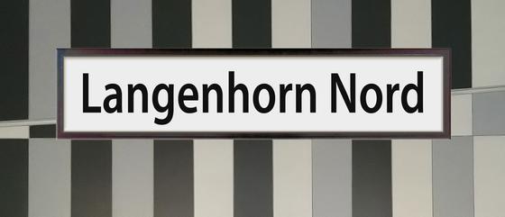 U-Bahn Hamburg - Langenhorn Nord - schwarze Schrift auf weißem Schild auf grau-weiß-schwarzem Fliesenmuster - Tassen links und rechts