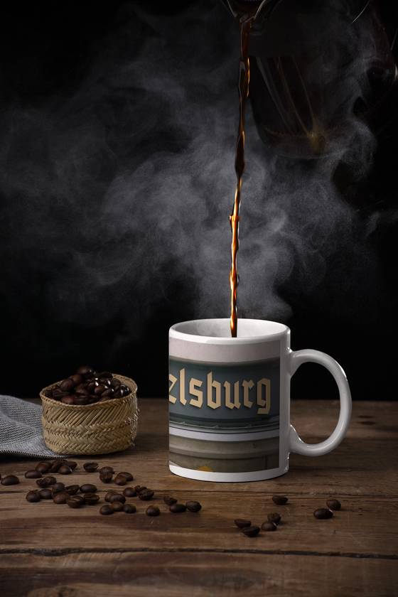 S-Bahnhof Rummelsburg - Frakturschrift in beige auf einem dunklen Schild weitere helle Streifen - Ansicht Tasse links und rechts