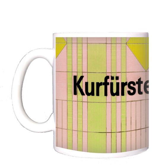 U-Bahnhof Kurfürstenstrasse Kaffeetasse - schwarzer Schrift auf rosa-grün gestreifter Kachelwand mit gelbem Quadrat