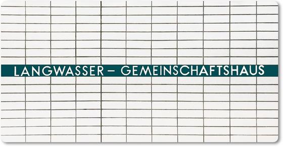 U-Bahn-Magnet Nuernberg Langwasser-Süd der Linie U1 in der originalgetreuen Stations-Gestaltung - weisser Fliesenspiegel mit weisser Schrift auf petrolfarbenem Streifen