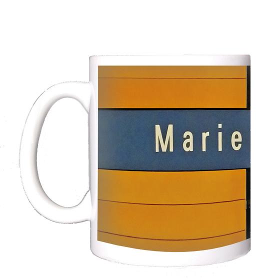 U-Bahnhof Marienplatz Kaffeetasse - weiße Schrift auf blauem Schild, vor orangem Hintergrund
