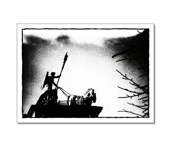 Foto der Quadriga. Seitlich und in graphischem schwarz weiss. 