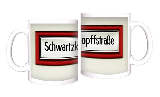 U-Bahnhof Schwartzkopffstraße Kaffeetasse - schwarze Schrift auf weißem, traditionellem U-Bahnschild mit dickem, rotem Rahmen