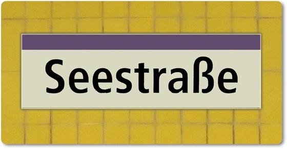 U-Bahnhof Seestraße Kühlschrankmagnet - schwarze Schrift auf weißem Schild mit lila Streifen, vor gelber Mosaikwand