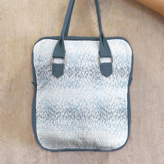 InkPerfect Baumwoll-Popeline mit grafischen Mustern in Blautönen – ideal als Innenstoff für Taschen und Geldbörsen bei Spreefee Bag Making Supplies.