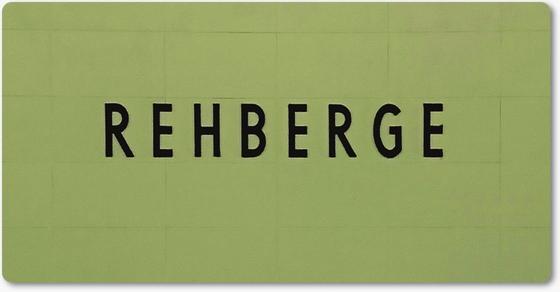 U-Bahnhof Rehberge Kühlschrankmagnet - schwarze Schrift auf grüner Fliesenwand