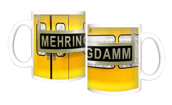 U-Bahnhof Mehringdamm Kaffeetasse - weiße Schrift auf schwarzem Schild, vor gelber Ubahn