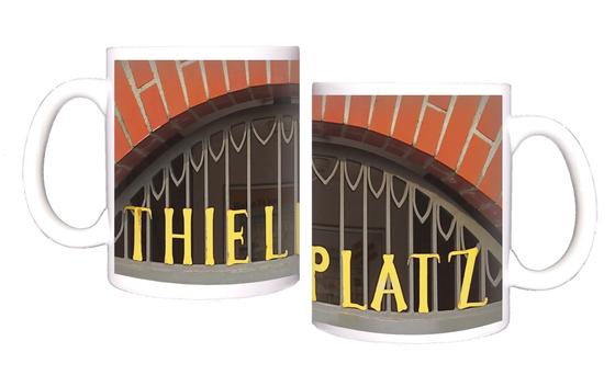 U-Bahnhof Thielplatz Kaffeetasse - goldene, extravagante Lettern