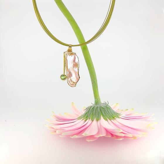 Goldanhaenger_mit_rose_Perle_und_Peridot