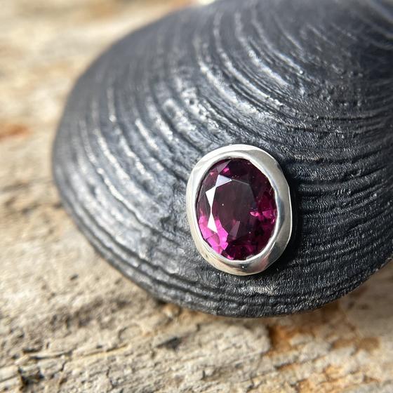 anhaenger_astarte_granat_violett