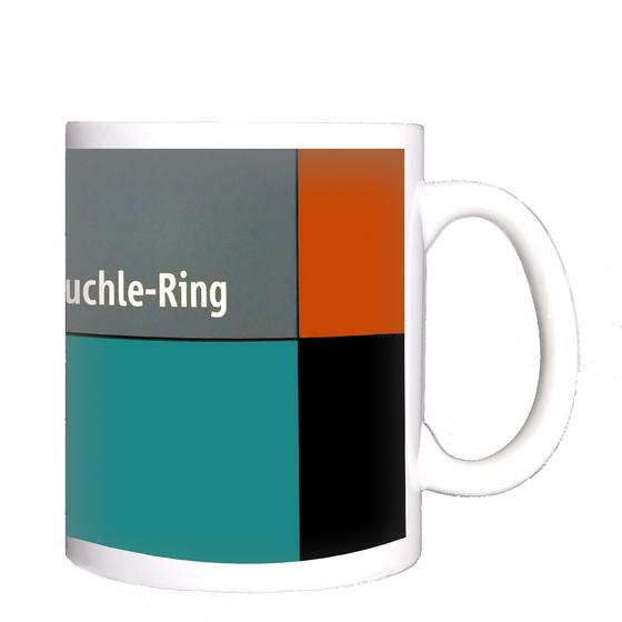 U-Bahnhof Georg-Brauchle-Ring Kaffeetasse - weiße Schrift, auf multicolor Plattenhintergrund