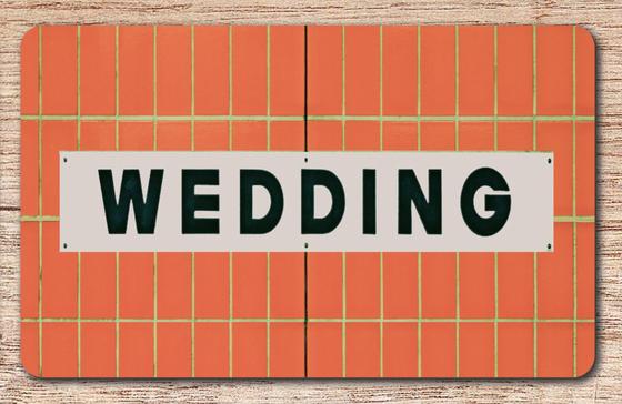U-Bahnhof Wedding U-Bahn Souvenir Frühstücksbrettchen  Berlin - weißes Schild mit schwarzer, schlichter Schrift auf orangen Fliesen