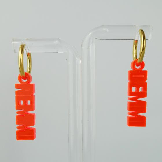goldmarie Ohrringe REMMI DEMMI - Plexi Schriftzug - neon orange - 2,5 cm