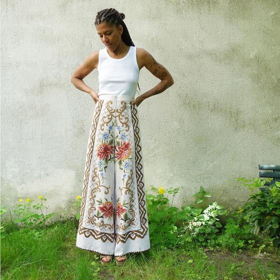 goldmarie Damast Hose NR 1 - Blumenmuster - hand bestickt - Vintage-Stoff Recycelt - ONE SIZE