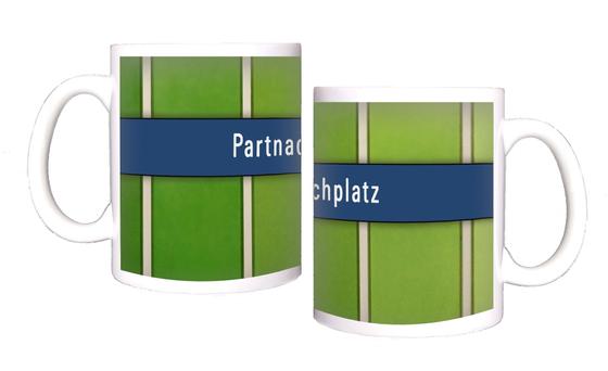 U-Bahnhof Partrachplatz - weiße Schrift auf blauem Schild vor grüner Wand mit weißen Trennbalken