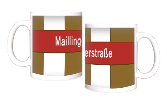 U-Bahnhof Maillingerstrasse Kaffeetasse - weiße Schrift auf dunkelrotem Streifen vor weiß-braun gestreiftem Hintergrund